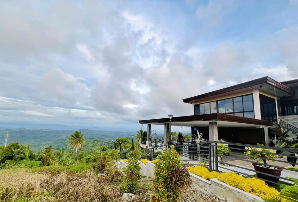 Villa de Eduardo perched on the ridge with mountain view