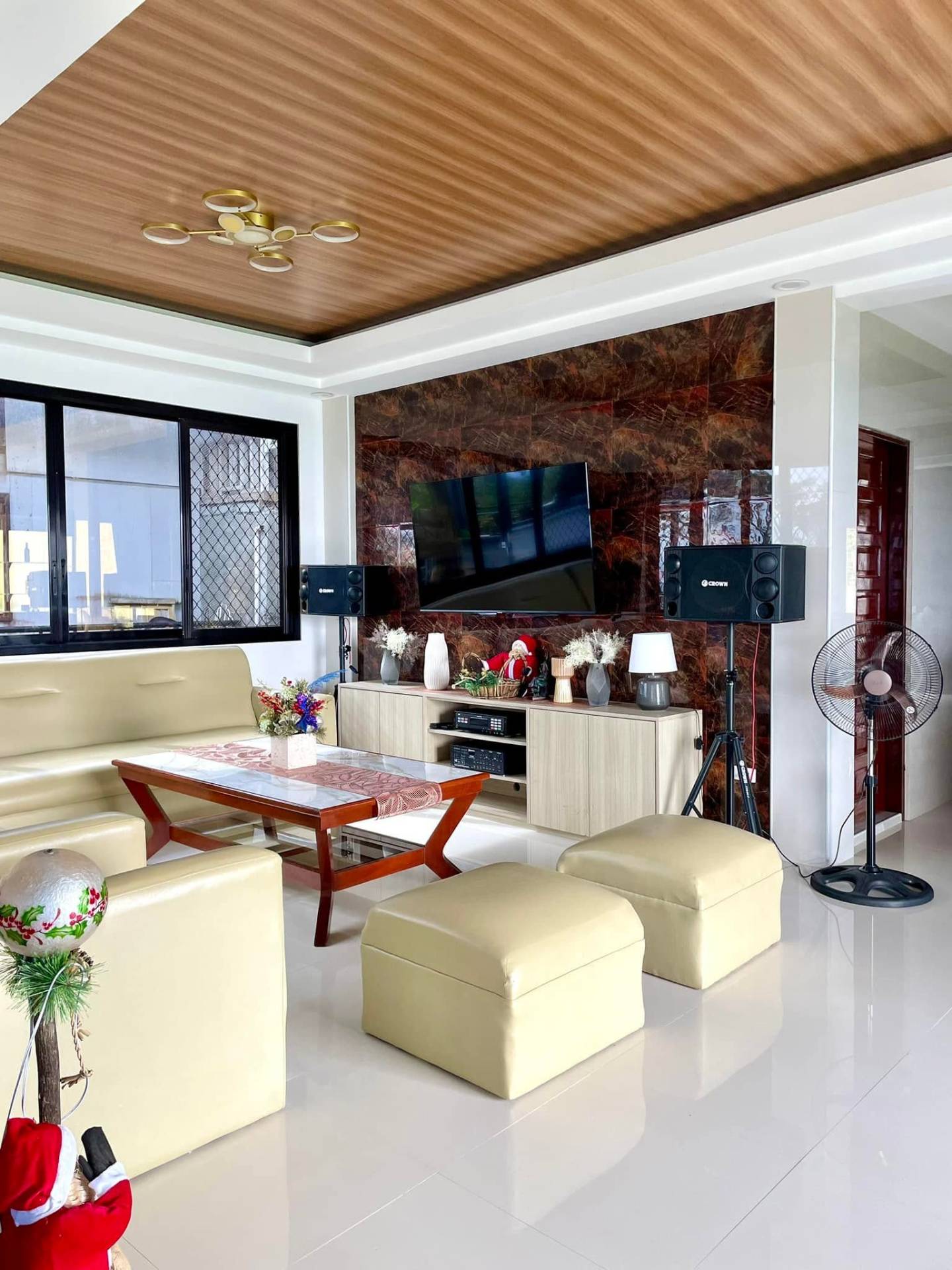 Entertainment area with TV and speakers